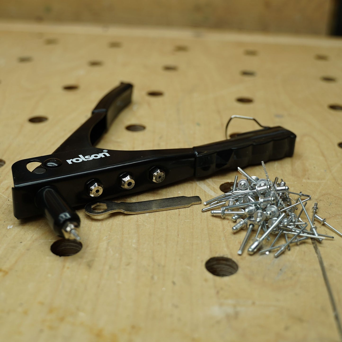Rivet Gun with 4 head sizes and 60 Rivets