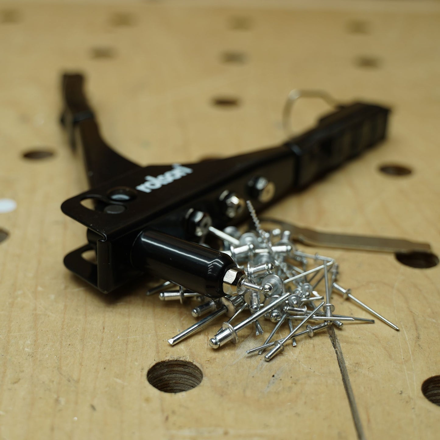 Rivet Gun with 4 head sizes and 60 Rivets